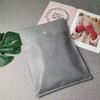 Bolsa de embalaje para ropa engrosada no tejida para ropa con botón a presión, bolsa de almacenamiento con hebilla oculta sellada, sobre de embalaje para mujer al por mayor