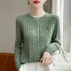 Cardigan Feminino Andy de Veludo com Gola Redonda e Ponto Trançado, Suéter Bordado Soltinho da Moda, Jaqueta de Tricô Versátil de Cor Sólida