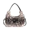 Bolso de felpa de alta gama tipo dumpling para otoño e invierno para mujer, nuevo diseño de nicho 2026, bolso de mano versátil para el día a día