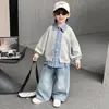 Conjunto de Ropa de Otoño para Niños 2026 Nuevo Estilo Chaqueta Falsa de Dos Piezas para Niños Jeans Handsome Conjunto Casual de Dos Piezas
