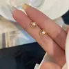 Pendientes Pequeños Sencillos Versátiles Exquisitos de Círculo Pequeño Hueco con Perlas Nicho de Gama Alta Nuevo Estilo Modernos Versátiles