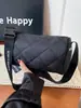 La popular bolsa cilíndrica con patrón de diamantes para mujer de este año es el nuevo modelo 2026, ofreciendo un bolso de hombro y cruzado de alta gama, moderno, versátil y casual.
