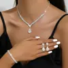 Conjunto de Collar con Colgante de Gota de Agua Incrustado con Diamantes en Forma de V Estilo Europeo y Americano, Versátil Conjunto de Tres Piezas de Joyería Brillante con Diamantes para Novias, Bodas y Eventos Nocturnos
