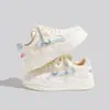 Estilo Campus Gato de Dibujos Animados Lindos Zapatos Blancos para Mujer 2026 Nuevos Zapatos de Mujer con Cordones de Color Claro Suela Gruesa Zapatillas Versátiles Venta al por Mayor