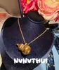 Collar Colgante Bolsa de la Suerte Tradicional con Lazo de Pedrería Chapado en Oro Acabado Cepillado, Nuevo Estilo Chino Colgante Largo de Ojo de Tigre Calabaza Ojo de Gato