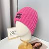 Chapéu de Tricô Coreano Feminino de Inverno Quente com Proteção para Orelhas Capuz Espessado à Prova de Vento Frio Proteção para Orelhas Chapéu de Lã com Letra
