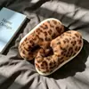 Bolsa estudiantil retro casual con estampado animal y zapatos de pelo para mujer, invierno, cálidos, para interiores, cómodos, pantuflas de felpa y algodón