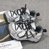 Verão 2026 Novos Tênis Retro Dad para Crianças Respiráveis de Malha para Meninos Tênis Fofos e Descolados Sapatos Versáteis da Moda para Meninas