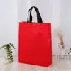 Bolsa de tela no tejida recubierta de película en stock color liso sólido logotipo bolso de supermercado publicitario bolsa de compras portátil en stock urgente