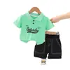 Traje de Verão Masculino de Manga Curta Moda Verão Nova Moda para Crianças Pequenas e Médias Traje de Manga Curta com Letras nas Costas e Gola de Coelho