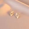 Pendientes de diamantes de imitación de lujo ligeros, pequeños y exquisitos, estilo frío, pendientes cuadrados de sentido avanzado, placa de incienso de mosquitos, clip para la oreja