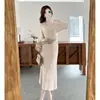 Novo vestido de malha canelada estilo coreano para outono/inverno com mangas sino, silhueta ajustada e cinto - um vestido longo moderno e único
