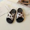 Pantuflas de Moda Infantil Estilo Coreano Estampado de Leopardo Primavera/Verano 2026 Zapatos de Playa de Suela Gruesa Sandalias Casuales de Correa Única para Niñas