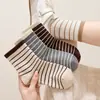 Meias listradas de comprimento médio para outono e inverno para mulheres, simples e versáteis, meias slouch de algodão penteado com alta elasticidade, meias esportivas para estudantes