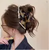 Presilha de Garra Triangular com Concha de Cetim Estilo Francês, Acessório de Cabelo Versátil de Alta Qualidade e Tendência para a Parte de Trás da Cabeça