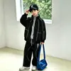Terno para Menino Primavera Outono 2026 Novo Médio Grande Roupa Esportiva Infantil Menino Legal Bonito Aluno do Ensino Fundamental Calças Conjunto de Duas Peças