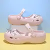 Zapatos Mary Jane perforados 5.0CM de aumento de altura para mujer 2026 verano nuevo estilo para exteriores puntera cerrada suela suave antideslizante yoga ballet
