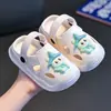 Chinelinhos de bebê em EVA para meninos e meninas, sandálias de verão antiderrapantes para bebês e crianças pequenas, pantufas fechadas para banho infantil em ambientes internos