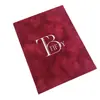 Portatarjetas de invitación de boda de terciopelo burdeos, invitación acrílica repujada en plata, regalo de nicho de alta gama