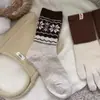 Meias Retrô de Outono Estilo Nórdico Fair Isle com Flocos de Neve para Mulheres, Meias de Cano Médio em Preto, Branco e Cinza, Simples e Versáteis, Meias Longas Estilo College