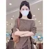 Conjunto de dos piezas de punto calado de estilo coreano para principios de otoño: top de manga larga irregular con fruncido en la cintura + minifalda plisada, atuendo de moda