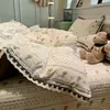 Juego de ropa de cama de cuatro piezas de gasa doble, fresco y sencillo, popular en línea, funda de edredón de encaje de algodón puro, falda de cama, colcha jacquard teñida en hilo, estilo sábana ajustable
