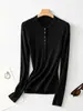 Suéter de tricô com gola redonda e botões gola Henley manga longa feminina slim fit valorizador versátil suéter de base Outono Inverno novo estilo suéter top