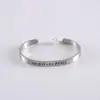 Pulseras Casuales Grabadas para Parejas Populares Europeas y Americanas de Acero de Titanio 316 Pulseras Planas en Forma de C Abiertas Personalizadas Venta al por Mayor
