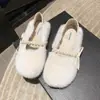 Chinelos peludos estilo coreano para mulheres, adornados com pérolas, sapatos de algodão para outono/inverno, design slip-on, forrados com fleece, antiderrapantes, com um laço e um visual quente e moderno