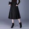 Saia elegante de couro PU com bolsos para mulheres, nova coleção outono 2026, cintura alta, saia evasê que afina a silhueta, elegante e versátil para o trabalho, saia godê da moda