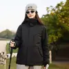 Novo modelo 2026: jaquetas outdoor pretas combinando, à prova de vento e resistentes à água, para casais, adequadas para caminhadas e outras atividades ao ar livre, disponíveis em modelos unissex