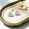 Luxo Leve e Sensação de Alta Qualidade, Brilhantes Super Brilhantes com Cravação de Diamantes Flor de Três Pétalas Vazada Brincos de Tarraxa de Zircônia, Brincos Exquisitos e Compactos, Acessórios de Orelha Modernos e Versáteis