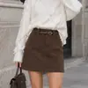 Mini Falda de Pana Color Marrón Maillard para Mujer 2026 Invierno Sencilla de Cintura Alta Adelgazante que Moldea la Cadera Sensación de Alta Calidad Ropa para Mujer