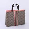 Bolsa de regalo portátil de tela no tejida recubierta, bolsa aislante gruesa para llevar, impresión a color LOGO, bolsa de embalaje en stock