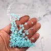 Arte de uñas flor de cinco pétalos joyería flor blanca pequeña bolsa mixta de tamaño de cuentas doradas y plateadas decoración de pegatina de uña de flor de resina venta al por mayor