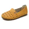 Zapatos individuales populares de comercio exterior transfronterizo, zapatos de malla hueca transpirables, suela suave, parte superior suave, zapatos slip-on antideslizantes para mujeres de mediana edad y ancianas