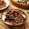 Berenjena estofada en salsa de soya con chiles secos, lista para comer, adecuada para el desayuno, encurtidos, guarniciones, salteado casero, bocadillos frescos para acompañar bebidas
