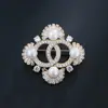 Directo de fábrica nuevos accesorios de boda broche de perla al por mayor en stock broche de moda para ropa de mujer incrustado de diamantes