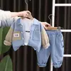 Otoño 2026 Nuevo Conjunto de Tres Piezas de Mezclilla de Manga Larga con Parches y Logo de Letras para Niños Conjunto de Manga Larga para Bebés Moderno Venta al por Mayor