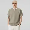 Camiseta Falsa de Duas Peças Manga Curta Masculina Verão 2026 Nova Textura Solta Casual Gola Henley Meia Manga Top Masculino