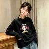 Camiseta de manga larga de algodón puro para niños con estampado de dibujos animados, adecuada para primavera y otoño, cuello redondo, top básico versátil para niñas y bebés, estilo moderno