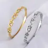 Pulsera con Hebilla de Herradura de Acero Inoxidable Europea y Americana Transfronteriza, Diseño Hueco, Lujo Ligero, Versátil, No se Desvanece, Sensación Vintage de Alta Gama, Venta al por Mayor desde Fabricante