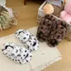 Chinelos fofos de alta qualidade para meninas, adequados para usar fora de casa, novos chinelos de algodão com estampa de leopardo fofos para crianças, outono/inverno 2026