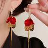 Pendientes de metal con diseño de aguja plateada, pétalos rojos, microincrustaciones de circonita, pendientes de borla con flor, moda este año, pendientes con estilo para mujer