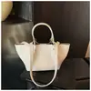 Bolsa Tote Casual Simples para o Dia a Dia Feminina 2025 Inverno Novo Estilo Personalidade Tendência Luxo Leve Grande Capacidade Ombro Único Bolsa de Axila
