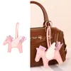 Colgante de bolso deportivo de bádminton con diseño de lichi y poni en stock, accesorio de moda y personalizado, adecuado para el trabajo y el uso diario, venta al por mayor
