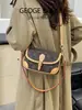 Bolso de hombro versátil de monograma de lujo ligero vintage de nicho para mujer, nuevo bolso baguette para debajo del brazo y cruzado 2025