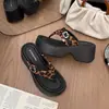 Chinelos de Verão Femininos com Aumento de Altura, Sandálias de Dedo Estilo Novo 2026, Perfeitas para Combinar com Vestidos, Sandálias Incríveis com Solado Grosso