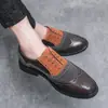 Zapatos retro británicos de cuero bicolor para hombre, zapatos brogue formales de negocio con retazos y detalles perforados, zapatos casuales transpirables con cordones para novio