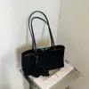 Bolsa Tote Suede Plush Marrom Fosco Retrô Outono 2026 Grande Capacidade Versátil para o Dia a Dia Leve Ombro Único Bolsa de Axila para Mulheres